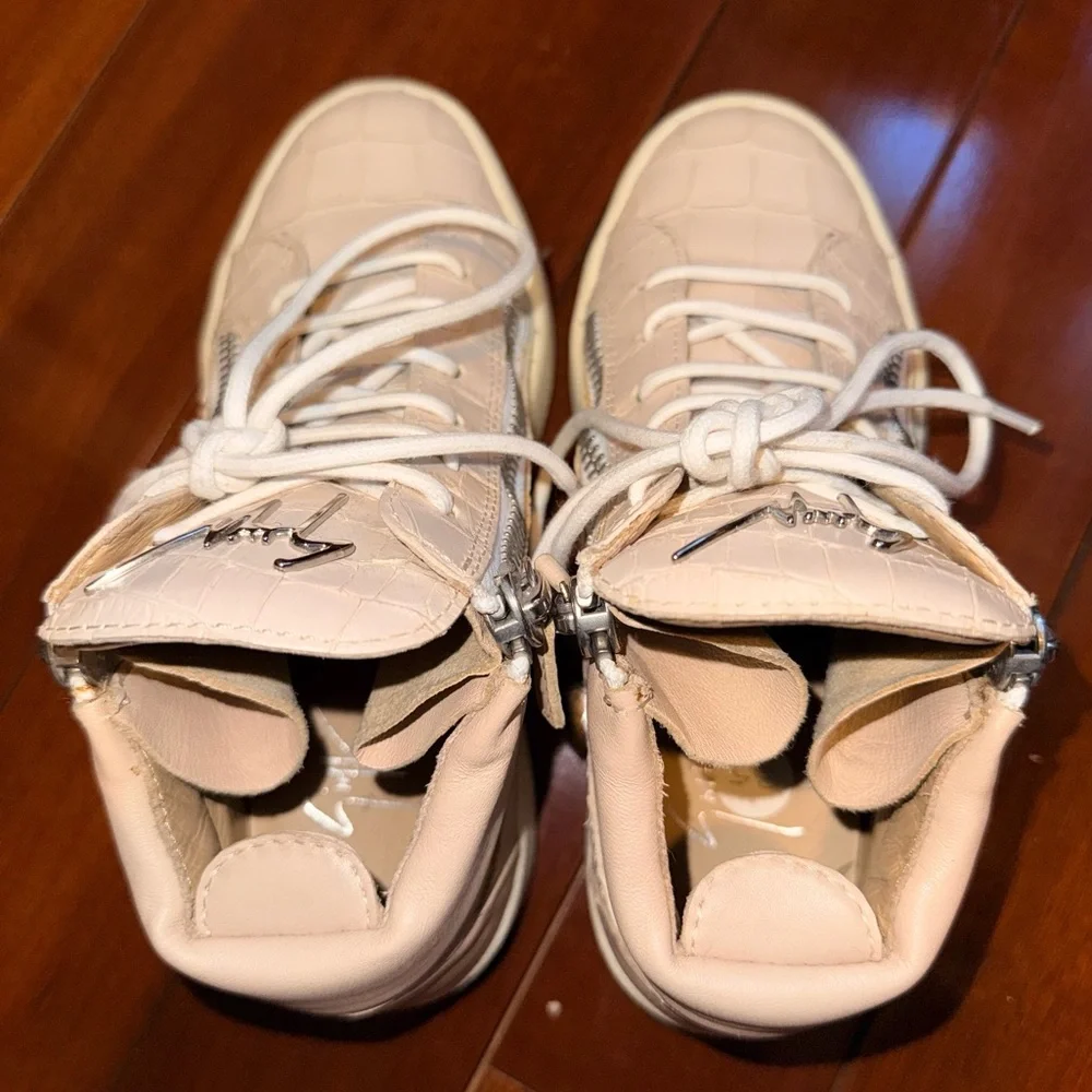 Giuseppe Zanotti gently used